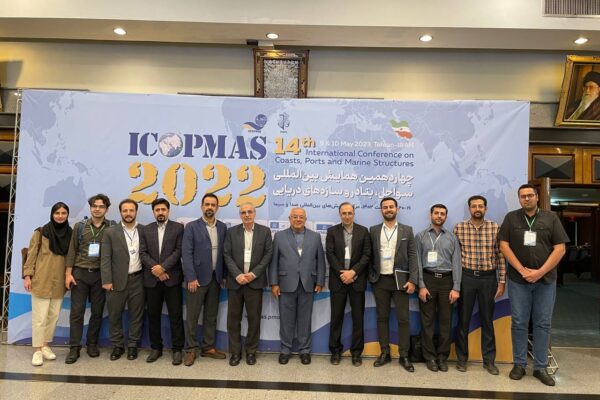 حضور جمعی از همکاران ارایه کننده مقاله در همایش